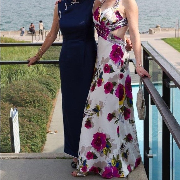 Gorgeous side-cut out dress - Picture 7 of 8